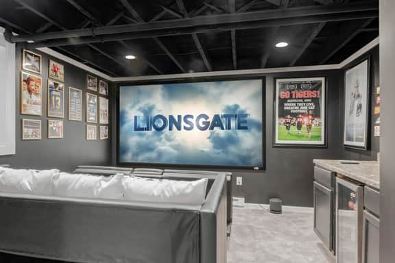 Live the Game: Pool, Cinema, Gym, Jersey Wall