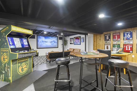Former QB’s Pad | Hot Tub • Arcade • Fire Pit • Walk to Lambeau